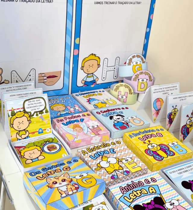 história na caixa de cada letra do alfabeto.webp