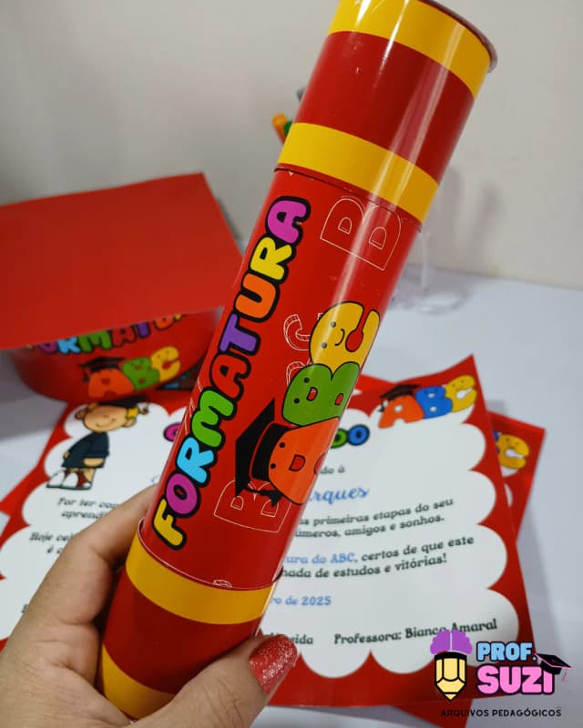 Foto capelo e canudo vermelho 1.png