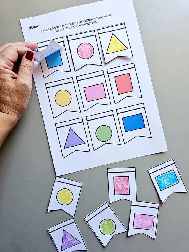 160.1) Foto Bandeirinhas das formas geometricas (1).jpg