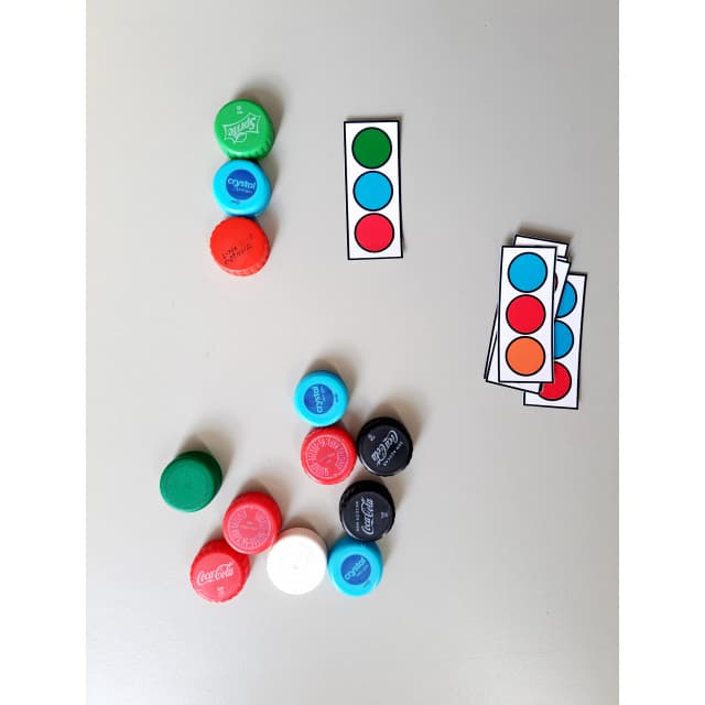 42) Foto Brincadeiras CORES com tampinhas (2).jpg