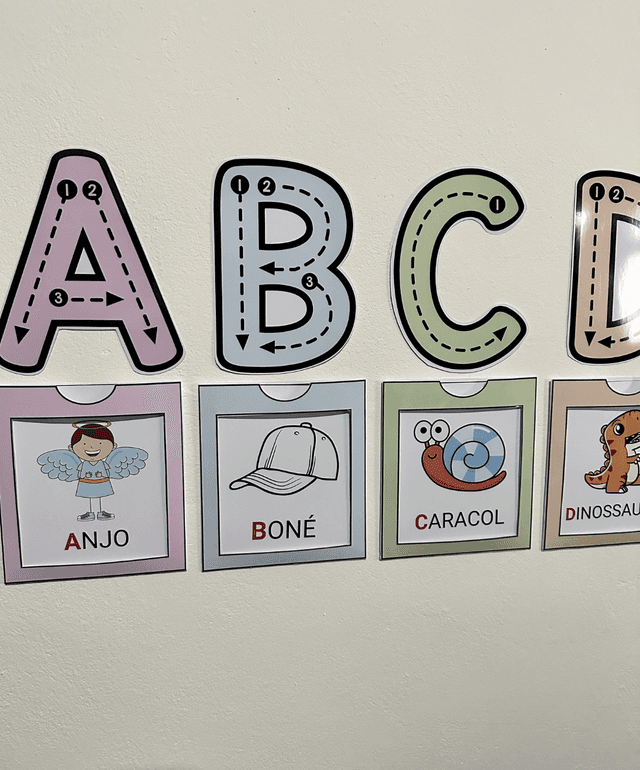 Alfabeto de Parede Infantil Ilustrado com Fichas e Atividades em PDF.png