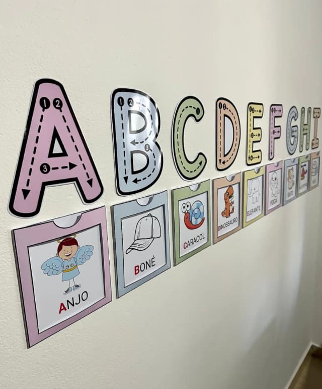alfabeto de parede colorido.webp