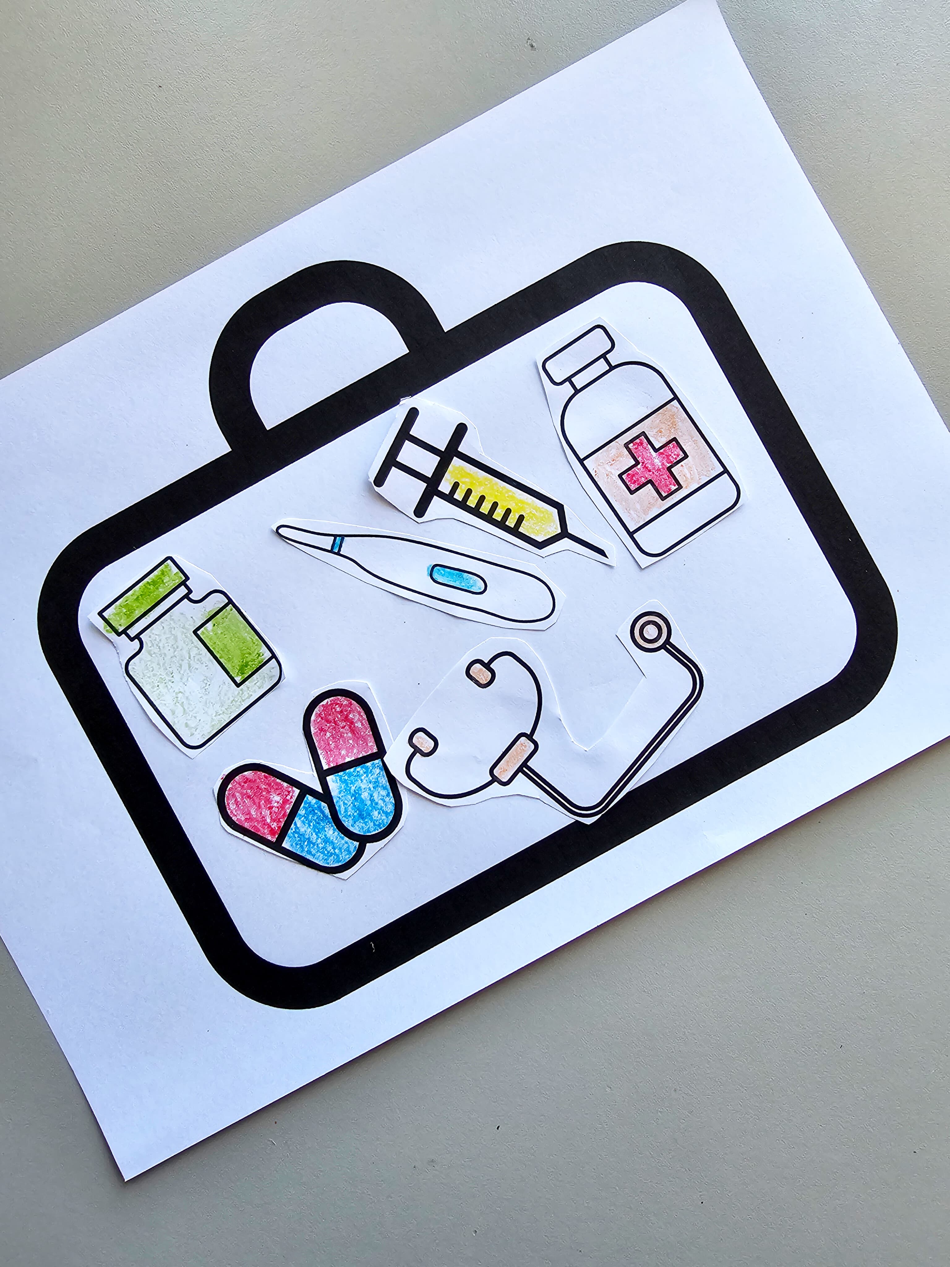 144.1) Foto Maleta das profissões (1).jpg