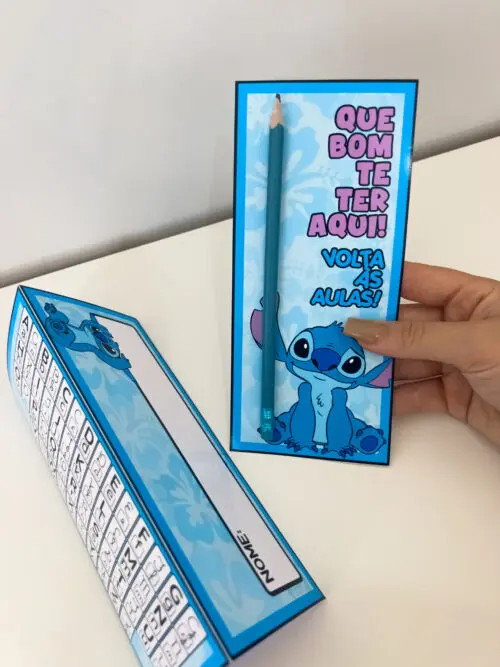 "lembrancinhas volta às aulas", "atividades volta às aulas", "materiais volta às aulas" "presentes volta às aulas", "kit volta às aulas", "decoração volta às aulas", "atividades escolares volta às aulas", "atividades para volta às aulas "lembrancinhas volta às aulas tema stitch"