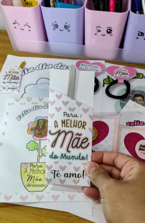 "Cartões para Colorir Dia das Mães" "Cartões flor para Colorir Dia das Mães" "Cartão Dia das Mães" "Cartão flor Dia das Mães" "Cartões Dia das Mães" "Cartão para o Dia das Mães" "Cartões para o Dia das Mães" "Modelo de cartão Dia das Mães" "Ideias de cartão Dia das Mães" "Cartão Dia das Mães para imprimir" "Cartão Dia das Mães feito à mão" "Cartão Dia das Mães personalizado" "Lembrancinhas Dia das Mães escola" "Lembrancinhas Dia das Mães educação infantil" "Lembrancinhas Dia das Mães fáceis de fazere" "Lembrancinhas Dia das Mães criativas" "Lembrancinhas Dia das Mães alunos" "Lembrancinhas Dia das Mães baratas" "Lembrancinhas Dia das Mães com material reciclado" "Ideias lembrancinhas Dia das Mães escola" "Lembrancinhas Dia das Mães para imprimir" "Cartões Dia das Mães para imprimir" "Moldes lembrancinhas Dia das Mães para imprimir" "Tags Dia das Mães para imprimir" "Lembrancinhas Dia das Mães educação infantil para imprimir" "Lembrancinhas Dia das Mães fáceis para imprimir"