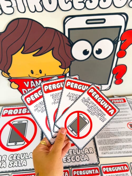 "Lei de Restrição ao Celular nas Escolas" "Proibição de Celulares em Sala de Aula" "Impactos do Uso de Celulares na Educação" "Debate sobre Celulares nas Escolas" "Material Pedagógico sobre Uso de Celulares" "Educação e Tecnologia" "Saúde Mental e Uso de Celulares" "Regulamentação do Uso de Celulares nas Escolas" "Lei 15.100/2025"